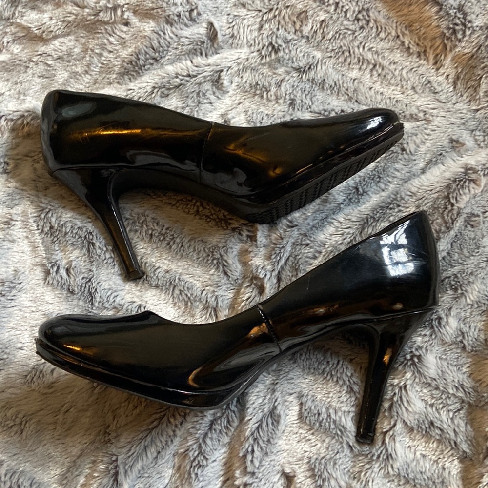Woman’s 3in. heel in black (Size 8)